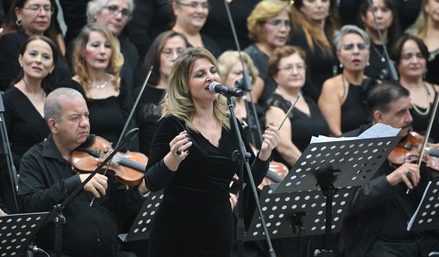 Bornova'da yeni yıla özel konser: Belediye korosu vatandaştan beğeni topladı