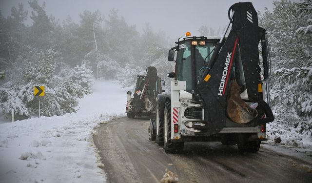 Bornova'ya kar yağdı: Belediye ekiplerinden buzlanmaya hızlı müdahale