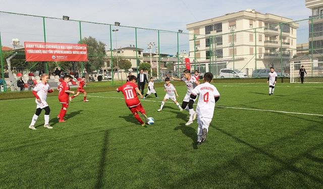 Menderes'in halı sahaları yenilendi: Açılışı U12 takımları yaptı