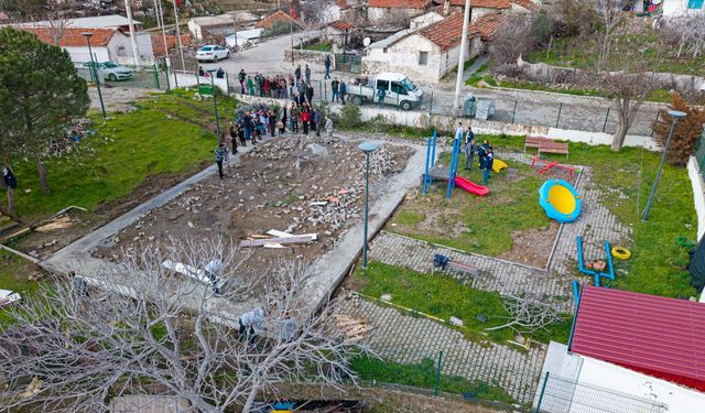 Başkan Ünsal sözünü tuttu: Karşıyaka'ya yeni futbol sahası ve oyun alanı