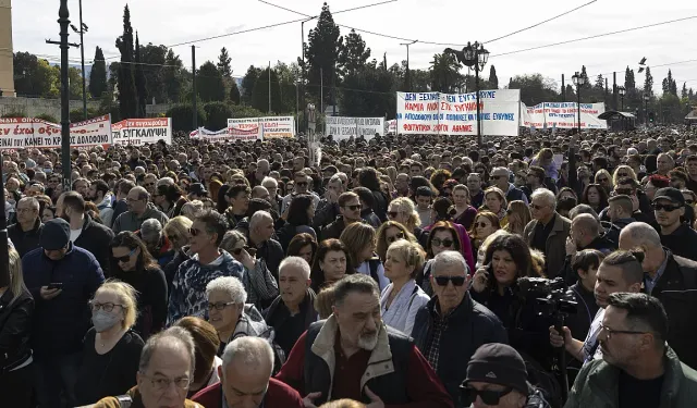 Yunanistan'da protesto: Tempi'deki tren faciasının adalet arayışı sürüyor