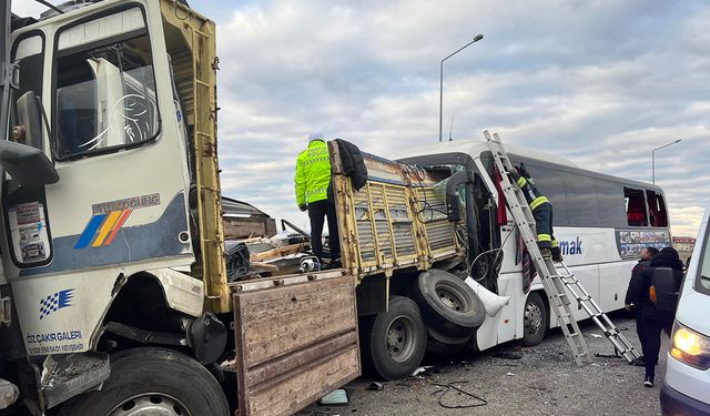 Korkunç kaza: Yolcu otobüsü kamyona arkadan çarptı, 3 ölü 33 yaralı