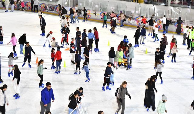 İzmir'de öğrencilere karne hediyesi: Ücretsiz buz pateninin keyfini çıkarttılar