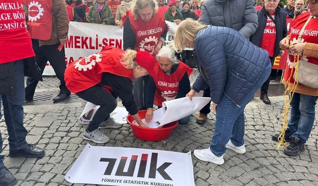 İzmir'de TÜİK pankartları yıkandı, arınmadı: Veriler kirli, açlık ve sefalet gerçek!