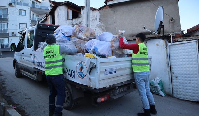 Dikili'de ihtiyaç sahiplerine yakacak desteği: Budanan ağaçlar yuvaları ısıtıyor