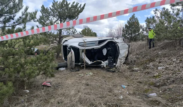 Kütahya'da bir araç şarampole devrildi: 1 ölü, 1 yaralı