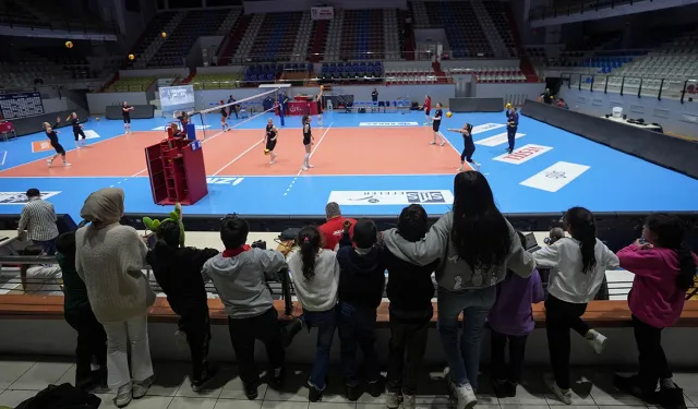 Soğan torbalarından voleybol filesi yapmışlardı: İzmir ekibinin idmanını izlediler