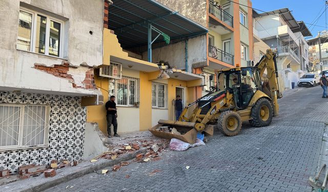 İzmir'de korkutan kaza: Freni boşalan kamyon eve ve arabalara çarptı