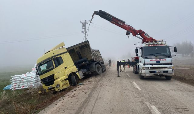 Afyonkarahisar’da gübre yüklü tır şarampole devrildi: 1 yaralı