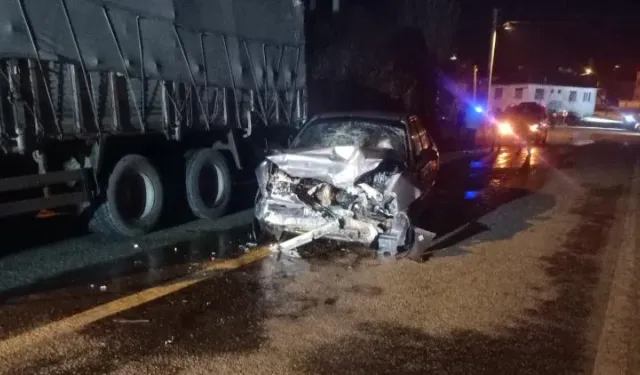 Afyonkarahisar'da kaza: Otomobille kamyon çarpıştı, 2 kişi yaralandı