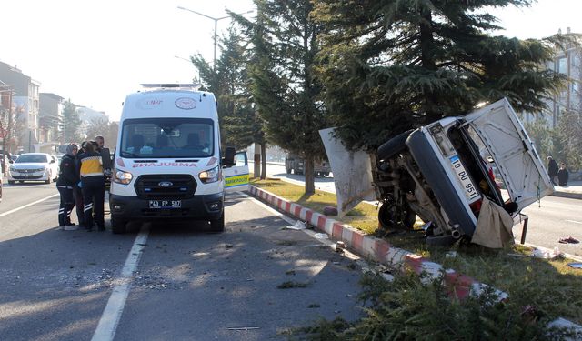 Otomobili ile ağaca çarptı: 3 kişi yaralandı