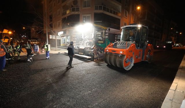 Menderes'te gece mesaisi: Bozuk yollar yenileniyor