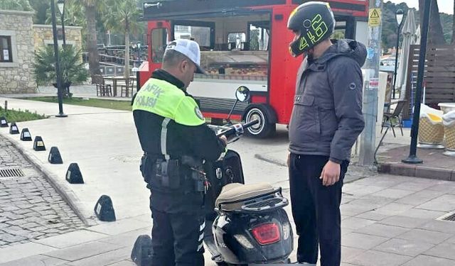 Çeşme'de trafik denetimleri: 34 motosiklet sürücüsüne ceza kesildi