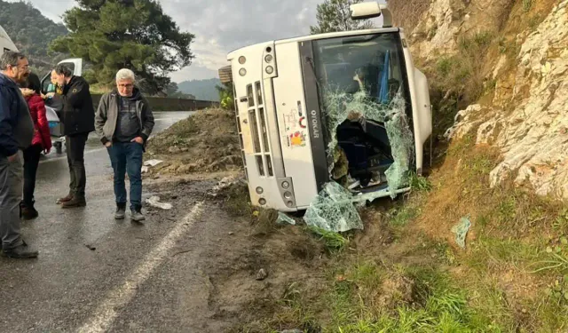 Karaburun'daki festivale geliyorlardı: Tur minibüsü devrildi, çok sayıda yaralı var