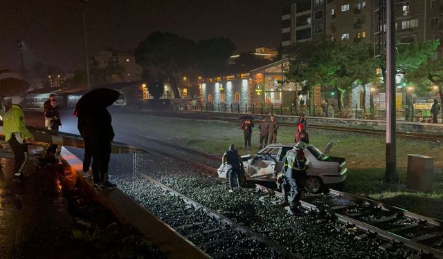 Aydın’da otomobil tren raylarına düştü!