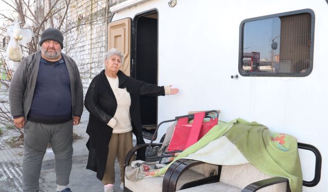 İzmir'de aile dramı: Zihinsel engelli çocuğuyla karavanda hayat mücadelesi veriyor