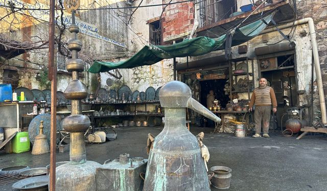 İzmir’in tek bakırcı atölyesi: Geleneksel sanat yok olma tehlikesiyle karşı karşıya