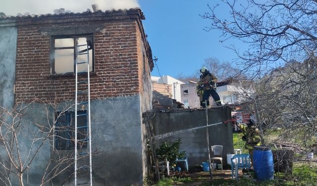 Balıkesir'de korkutan yangın: Erdek’te bir ev kullanılamaz hale geldi