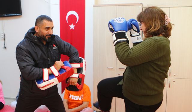 Bayraklı’da kadınlar savunma eğitimi aldı:  İlk kursiyerlerin sertifika heyecanı