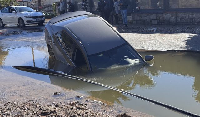 Bodrum’da su hattı patladı: Otomobil çukura düştü