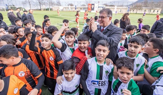 Başkan Tugay'dan genç sporculara destek: İZBB Genç Futbol Ligi'ne isim sponsoru oldu!