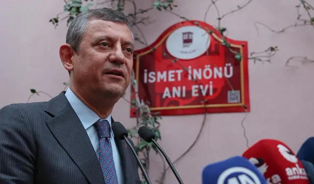 CHP lideri Özel, İsmet İnönü anmasında: Onların güzel kenti İzmir’e layık olmaya çalışıyoruz