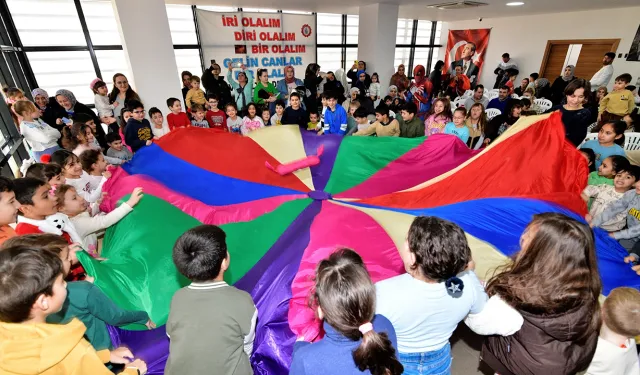 Sihirbazlık gösterisi, dans, yüz boyama... Bornova'da çocuklara eğlenceli yarıyıl tatili