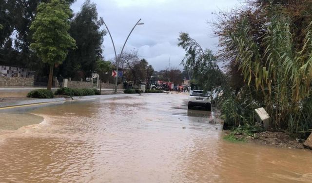 Datça'da sağanak hayatı durdurdu: Yollar göl oldu