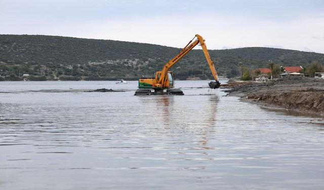 Vatandaşlar sineklerden şikayetçiydi: Çeşme'deki dere ıslah ediliyor