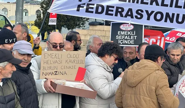 Emeklilerden iktidara helvalı protesto: Buyurun cenaze namazına