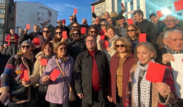 Hemşehrilerinden Erdoğan’a kırmızı kartlı protesto: Geçim yoksa seçim var