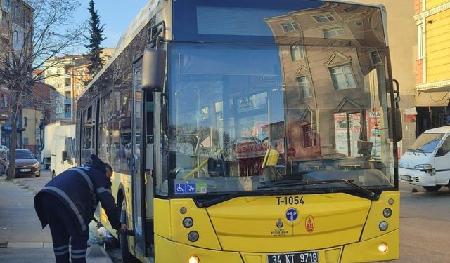 Seyir halindeki İETT otobüsüne saldırı: Şüpheli kısa sürede yakalandı