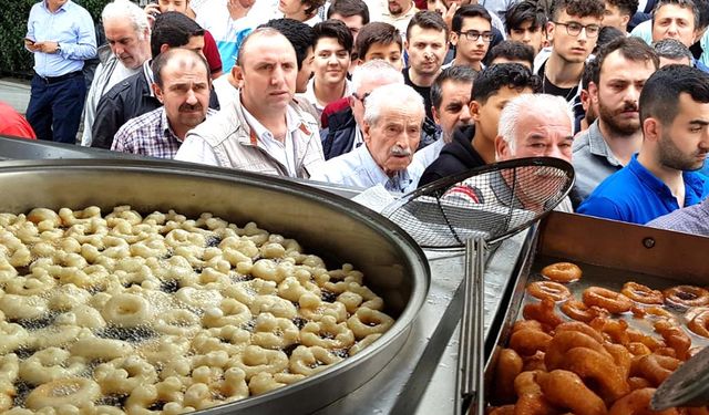 Denizli'de belediye çalışanları Ferdi Tayfur için lokma dağıttı