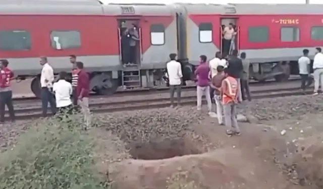 Yangın söylentisi kazaya neden oldu: Hindistan'da 11 kişiye tren çarptı!