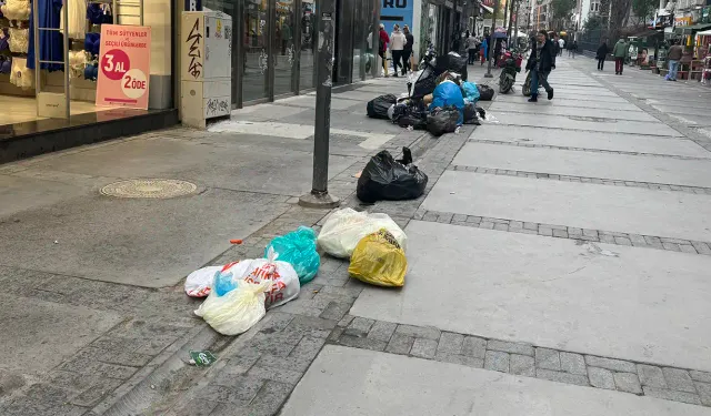 İzmir'de belediye çalışanları iş bıraktı kentin merkezi çöp içinde kaldı