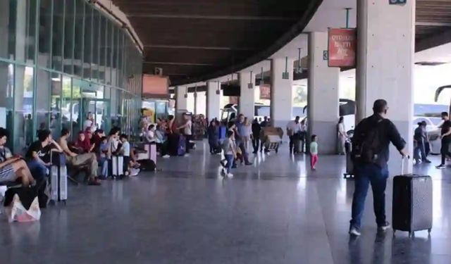 İzmir otogarında bayram yoğunluğu: Ek seferler düzenleniyor