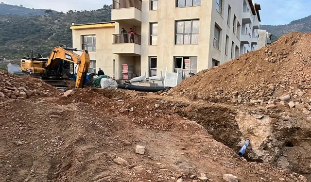 İzmir'de inşaat alanında göçük: Bir işçi kurtarıldı