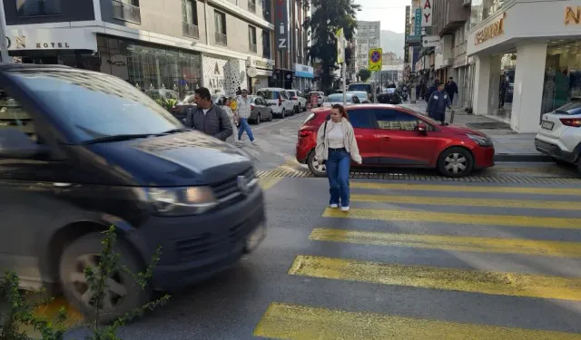 İzmir'e yakışmıyor: Yaya geçidindeki vatandaşlara yol vermeyen sürücüler kamerada