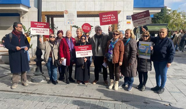 İzmir'de emekli kadınlardan el ilanlı protesto: Açlığa ve yoksulluğa hayır!