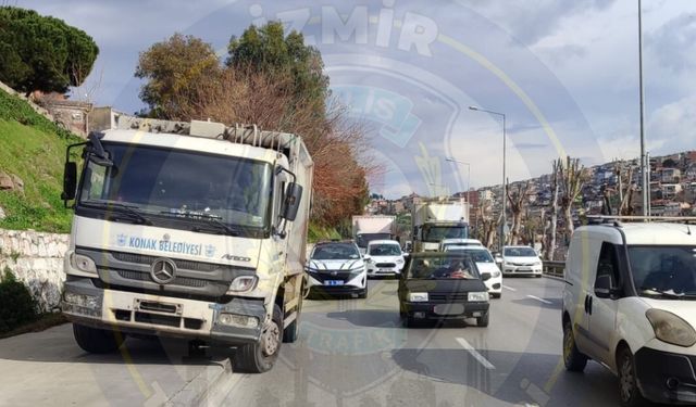 Yola çıkacak İzmirliler dikkat: Yeşildere Caddesi'ndeki araç arızası trafiği kilitledi