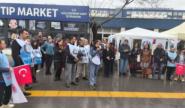 İzmir'de sağlık emekçilerinden protesto: Geçinemiyoruz, insanca yaşamak istiyoruz!