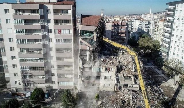 İzmir'de Erbek Apartmanı davası: Eski belediye görevlileri yargılanıyor