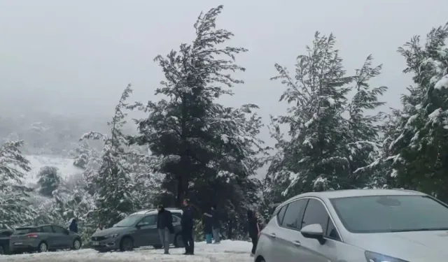 Yeni yılın ilk günü kar görmek isteyen İzmirliler buraya akın etti