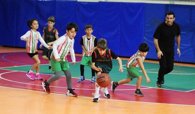 Potada aile boyu şenlik: Karşıyakalı aileler basketbol şenliğinde buluştu