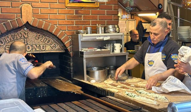 Kemeraltı’nda lezzet durağı: Meşe odununda çıtır pide keyfi