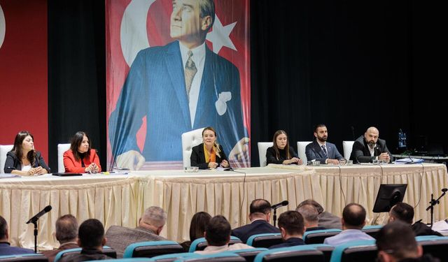 Konak Belediye Meclisi'nde olaylı oturum: İşçiler iktidarı protesto etti!