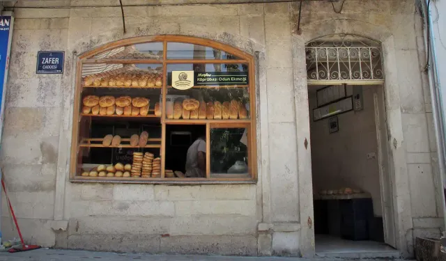 İzmir'in 145 yıllık fırını: Önünde uzun kuyruklar hiç eksik olmuyor