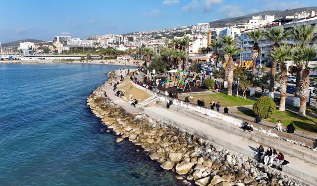 Kuşadası'nda kışa veda! Sıcak hava sahili canlandırdı