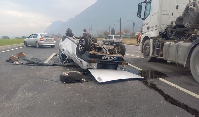 Manisa’da otomobil minibüsle çarpıştı: 3 kişi yaralandı