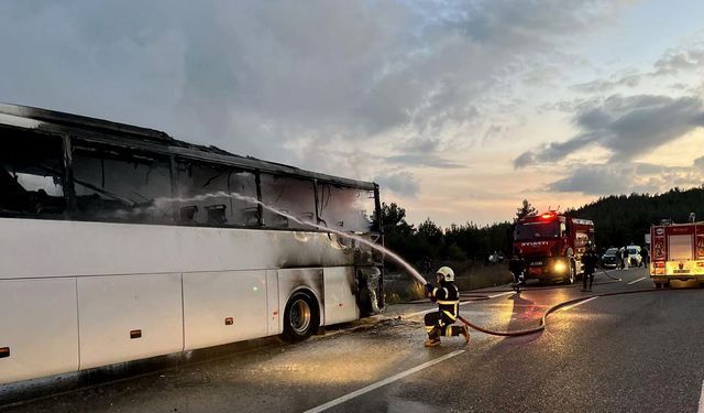 Muğla'da otobüs seyir halindeyken yandı!